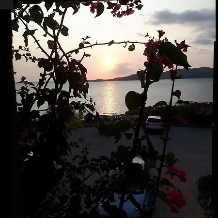 Casa Mughetto R5055 Wifi, Seafront, Private Sea Access, Swimming Pool Ла-Маддалена