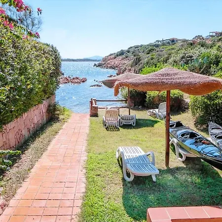 Casa Mughetto R5055 Wifi, Seafront, Private Sea Access, Swimming Pool Дом отдыха Ла-Маддалена