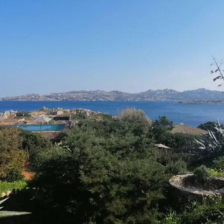 Casa Mughetto R5055 Wifi, Seafront, Private Sea Access, Swimming Pool Дом отдыха Ла-Маддалена